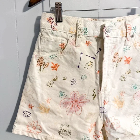 Levi’s High Waisted Space Doodle Mom Shorts - Picture 6 of 10